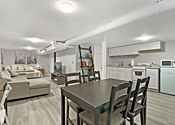 Cozy North Side Oasis Apartment *